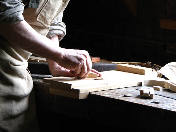 Nacemos de la influencia y formación  heredada en el sector de la <strong>carpintería de madera y ebanistería  en Iznate.</strong>